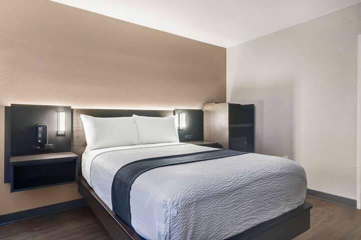 Room 5 of 32