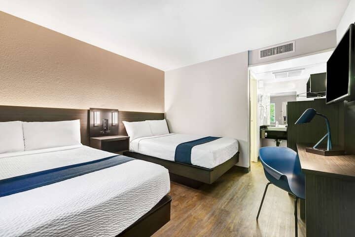 Room 10 of 32