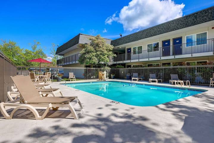 Pool 21 of 32